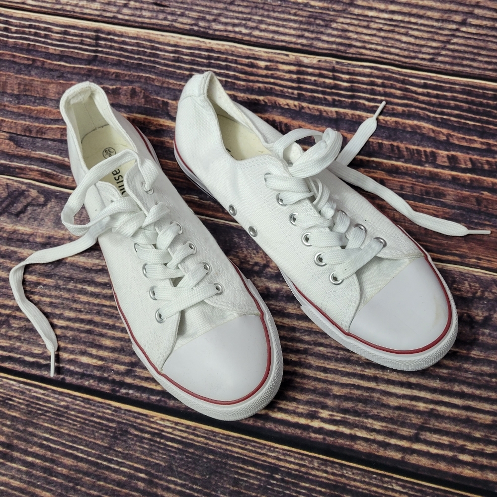 Size 8 NWOT White Women's Fashion shoe.